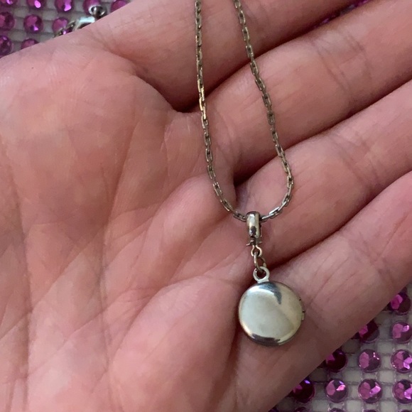 SERIOUS COLLECTORS ONLY! World’s Tiniest Locket - SUPER RARE FIND Silver Chain - Picture 8 of 17